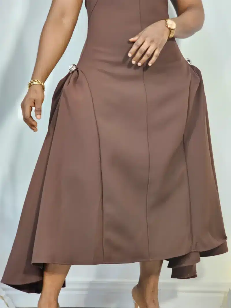 SLEEVELESS DOUBLE SIDE HEM BROOCH DRESS - Image 5