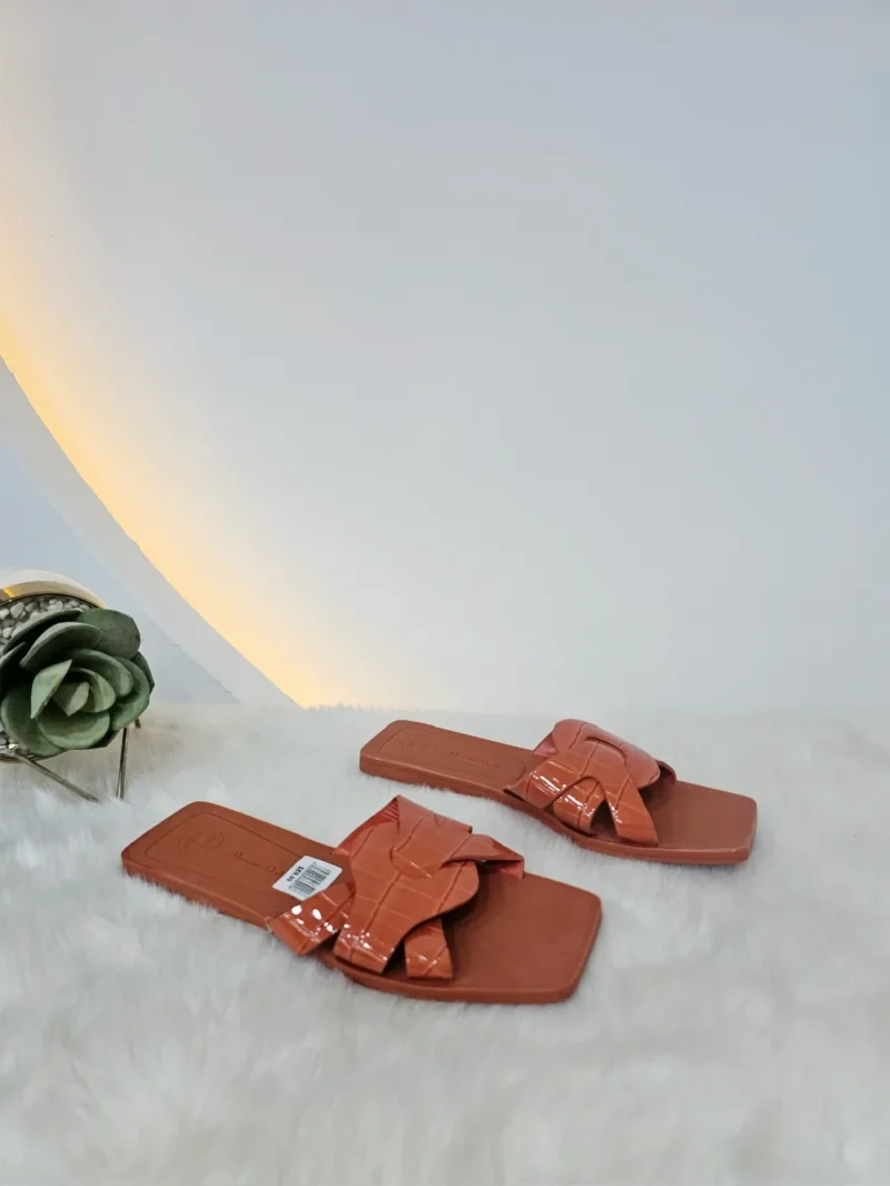 FLAT SLIPPERS