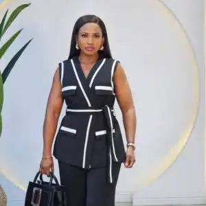 BLACK TRIM SLEEVELESS BLAZER & PANT SET - Image 4