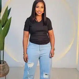 STRAIGHT CUT RIPPED MOM JEANS